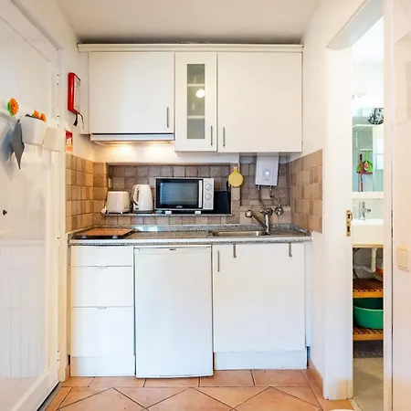 Charming Yellow In Albufeira Apartment