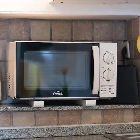 Charming Yellow In Albufeira * Olhos de Agua (Albufeira)