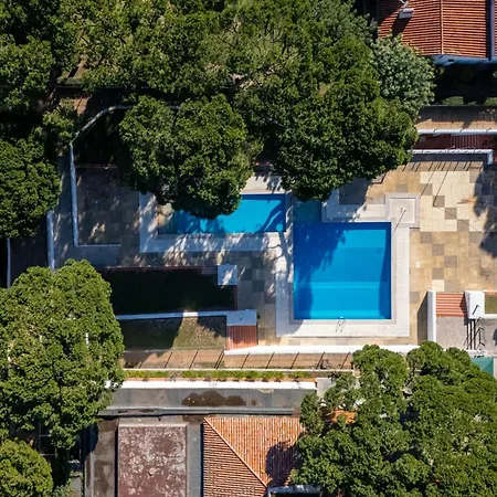 Charming Yellow In Albufeira *