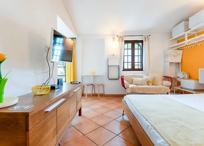 Apartment Charming Yellow In Albufeira Olhos de Agua (Albufeira)