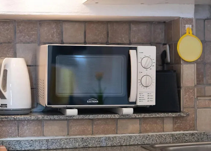 Charming Yellow In Albufeira * Olhos de Agua (Albufeira)